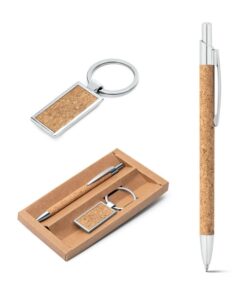 Kit caneta e chaveiro. Esferográfica NATURA em cortiça e alumínio, com 1,5 km de escrita. Chaveiro em cortiça e metal. Em estojo presente. Esferográfica: ø9 x 139 mm | Chaveiro: 24 x 47 x 3 mm | Estojo: 162 x 83 x 17 mm