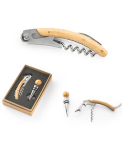 Kit vinho com dois utensílios em metal e bambu: um saca rolhas e um salva-gotas. Fornecido em caixa presente de papel kraft reciclado. A cor e o resultado da impressão nos materiais naturais pode variar entre produtos. Caixa: 159 x 99 x 29 mm