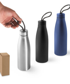 ♻️ Squeeze | Garrafa em aço inox (90% reciclado), de parede simples. Tampa em aço inox com pega num padrão suave, para fácil transporte. Capacidade até 710 mL. Fornecida em caixa presente kraft. Certificação EU Food Grade. ø70 x 232 mm.