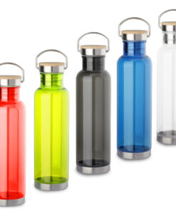 Garrafa plástica com tampa de aço inoxidável com detalhe na tampa em bambu. Tampa rosqueável. Com capacidade de até 800ml.