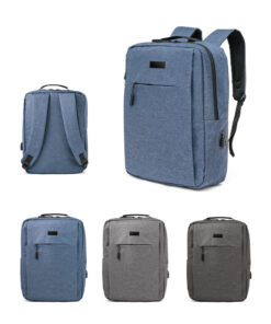 Mochila para notebook personalizada na cor cinza, com detalhe da placa de metal para gravação do logo da empresa.