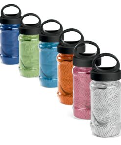 Toalha refrescante personalizada azul, dobrada e ao lado de sua garrafa transparente com tampa azul e mosquetão para transporte.