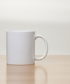 Caneca de cerâmica branca para brinde corporativo personalizado com a logo da empresa.