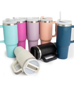 Caneca térmica com capacidade de 1,2 litros feita em inox 304 com parede dupla, contém tampa acrílica rosqueável com acesso para canudo e pegador plástico com aderência emborrachada. Acompanha canudo plástico.