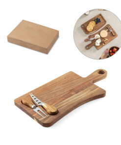 Tábua de queijos em madeira de acácia, proveniente de gestão florestal sustentável, com pega. Incluso 2 utensílios em madeira de acácia e aço inox: uma faca e um garfo, tendo uma ranhura com magnetismo para prender os talheres. Conjugue esta tábua com a Haven II - 54289 - para completar o conjunto. Fornecido em caixa presente em papel kraft reciclado. Certificação EU Food Grade. A cor e o resultado da impressão nos materiais naturais pode variar entre produtos. 363 x 181 x 15 mm