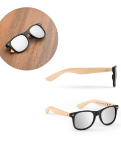 Óculos de sol com armação em PP e bambu. Lentes espelhadas de categoria 3 e UV400 de proteção. Em conformidade com as normas EN ISO 12312-1. A cor e o resultado da impressão nos materiais naturais pode variar entre produtos. 146 x 49 x 150 mm