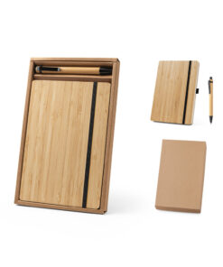 Kit escritório de caderno A5 e esferográfica em bambu. O caderno de capa e contracapa em placa de bambu e lombada em poliéster 100% reciclado (100% rPET). Interior contém 96 folhas pautadas com papel reciclado. Suporte para esferográfica (inclusa) e elástico para fecho do caderno. Esferográfica em bambu e escrita em preto. Fornecido em caixa presente de oferta de papel kraft reciclado. A cor e o resultado da impressão nos materiais naturais pode variar entre produtos. Caderno: 140 x 210 mm | Esferográfica: ø11 x 138 mm | Caixa de oferta: 160 x 255 x 18 mm