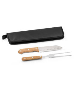 Kit churrasco com estojo em 210D. Composto por 2 utensílios: garfo e faca japonesa em aço inox com cabos em madeira. Certificação EU Food Grade. A cor e o resultado da impressão nos materiais naturais pode variar entre produtos. Garfo: 300 mm | Faca Japonesa: 285 mm | Dimensão da mala: 350x130x20mm