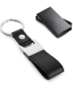 Chaveiro corporativo personalizado de metal com formato retangular e alça preta, exibindo um logo como exemplo de gravação.