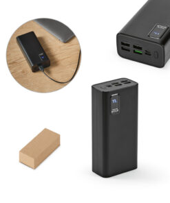 Power Bank | Bateria portátil em ABS 100% reciclado. Bateria em lítio com capacidade de 30.000 mAh e tempo de vida ≥ 300 ciclos. Possui entrada micro-USB e USB-C, 4 saídas USB-A e uma saída USB-C. A parte frontal tem uma tela de LED com informações do nível de carga da bateria. Incluso cabo USB-C para carregamento da bateria. Fornecida em caixa presente de papel kraft. 143 x 69 x 41 mm | Caixa: 75 x 150 x 45 mm