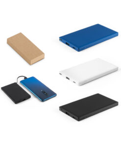 Power Bank | Bateria portátil em ABS 100% reciclado. Tem capacidade de 4.000 mAH e tempo de vida ≥ 500 ciclos. Possui porta de entrada USB-C, porta de saída USB-A e cabo USB-C integrado para carregar os seus dispositivos. Incluso um cabo de carregamento rápido USB-C para carregar a bateria portátil. Fornecida em caixa presente de papel kraft reciclado. 115 x 69 x 9 mm | Caixa: 121 x 95 x 17 mm