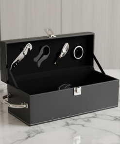 Kit vinho corporativo com 4 acessórios e maleta de couro preta com placa de metal para personalização.