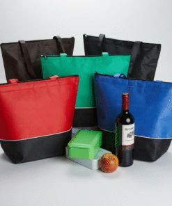 Sacola térmica personalizada em RPET cinza com dois compartimentos e alça preta, vista de frente.