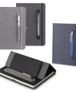 Caderno RPET personalizado A5 estilo moleskine na cor preta, com elástico de segurança e fita de cetim visíveis.