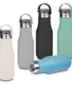 Garrafa térmica personalizada de 500ml em aço inox preto fosco, com logo de empresa gravado a laser na vertical.