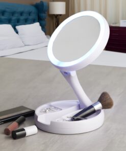 Espelho de bolsa dobrável, de formato redondo e na cor branca, aberto e com a luz de LED interna acesa.