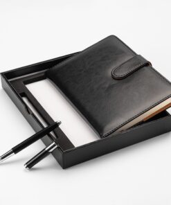 Kit executivo personalizado com caderneta em couro sintético e caneta metálica.