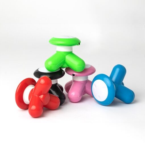 Mini massageador corporal. O massageador que alivia tensões musculares de forma eficiente e relaxante. Feito de plástico leve e resistente, oferece flexibilidade com opções de alimentação via cabo USB ou 3 pilhas AAA. Ideal para aumentar a qualidade de vida e ser uma alternativa para relaxar na correria do dia a dia. Altura : 8,2 cm Largura : 8,5 cm.