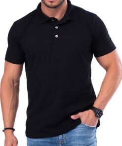 Camiseta polo azul marinho personalizada com logo bordado no peito, sobre um fundo branco.