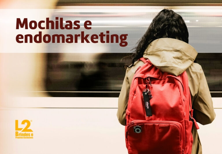 Colaboradores utilizando mochilas personalizadas da empresa em diferentes situações do dia a dia, como no transporte público, em reuniões e em eventos corporativos.