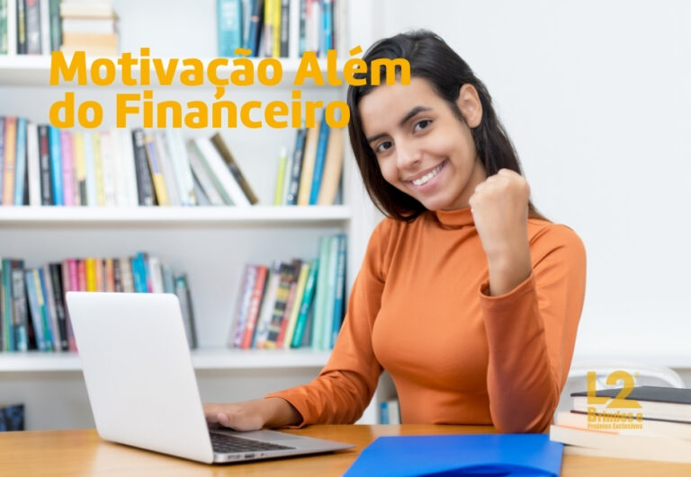 Mulher sorrindo e comemorando em frente a um laptop, com o texto "Motivação Além do Financeiro" sobreposto e uma estante de livros ao fundo.
