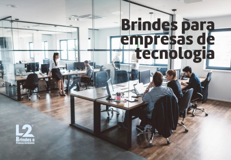 Profissionais de tecnologia colaborando em ambiente de trabalho moderno e inovador da L2 Brindes