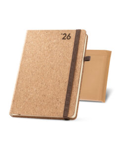 Agenda A5 para 2026 com capa de cortiça natural, elástico de fecho, suporte para esferográfica e bolsa de non-woven.