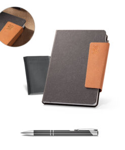 Agenda A5 executiva com capa premium de acabamento texturizado, detalhe de fecho e caneta, acompanhada de bolsa protetora.