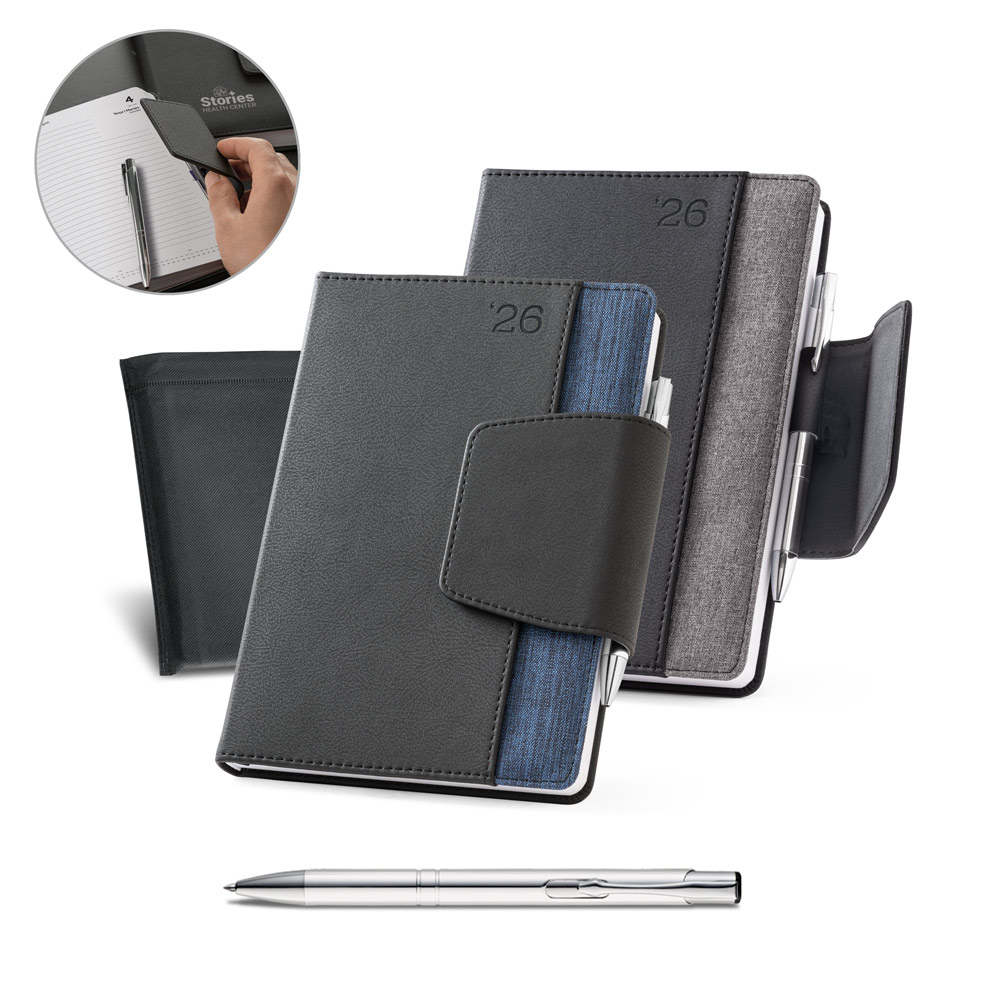 Agenda A5 em PU e Tecido com Fecho Magnético para Brindes Agenda A5 com capa em PU e detalhe em tecido, fecho magnético, bolso frontal, caneta e bolsa protetora.