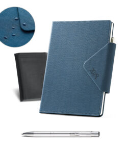 Duas agendas B5 executivas, uma na cor azul e outra na cor preta, com capa em PU, fecho magnético metálico, caneta e bolsa protetora ao fundo.
