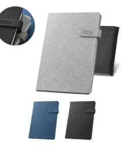 Agenda B5 em PET reciclado cinza claro, com fecho magnético em PU preto, ao lado de sua bolsa protetora non-woven.