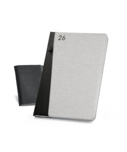 genda B5 corporativa com capa em PET reciclado cinza e detalhe em preto, vista de frente ao lado de sua bolsa protetora non-woven.