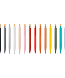 Diversas canetas ecológicas de alumínio reciclado alinhadas, exibindo uma variedade de cores como preto, cinza, vermelho e azul, todas com um distintivo botão de acionamento feito de bambu no topo.