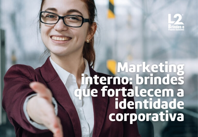 Mulher sorrindo e estendendo a mão para um aperto de mão, com o texto sobreposto "Marketing interno: brindes que fortalecem a identidade corporativa" e o logo L2 Brindes.