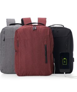 Mochila para notebook corporativa com entrada USB em cinza, vinho e preto, mostrando a funcionalidade de carregamento.
