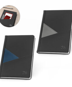 Agenda corporativa A5 personalizada em PU preto com bolsos frontais e detalhe em cinza e azul.