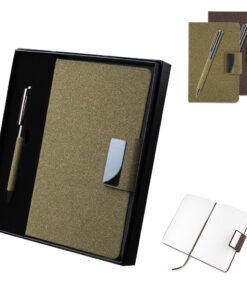 Kit caderno e caneta personalizado com capa de fibra de café, apresentado aberto dentro de um estojo preto.