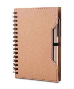 Kit caderno ecológico com capa de papelão na cor kraft e caneta, visto de ângulo, mostrando o espiral e o suporte da caneta.