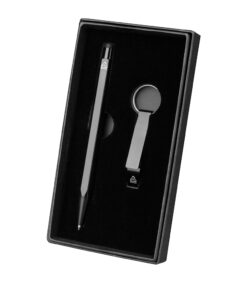 Kit caneta e chaveiro sustentável em alumínio reciclado cinza, apresentado em estojo preto com interior aveludado.