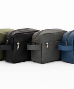 Quatro modèles de nécessaire corporativa personalizada em couro sintético impermeável, nas cores verde, preta, cinza e azul, alinhadas sobre uma superfície branca.