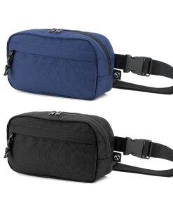 Pochete corporativa sustentável em poliéster reciclado nas cores preta e azul, com cinto ajustável.