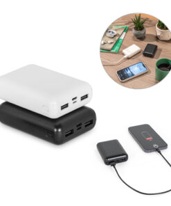 Power bank personalizado de 10.000mAh em ABS reciclado, disponível nas cores preto e branco, sendo usado para carregar um smartphone.