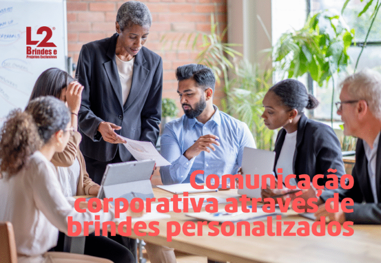 Mulher de negócios apresenta documento para equipe diversa em reunião de planejamento, ilustrando a comunicação corporativa com brindes personalizados