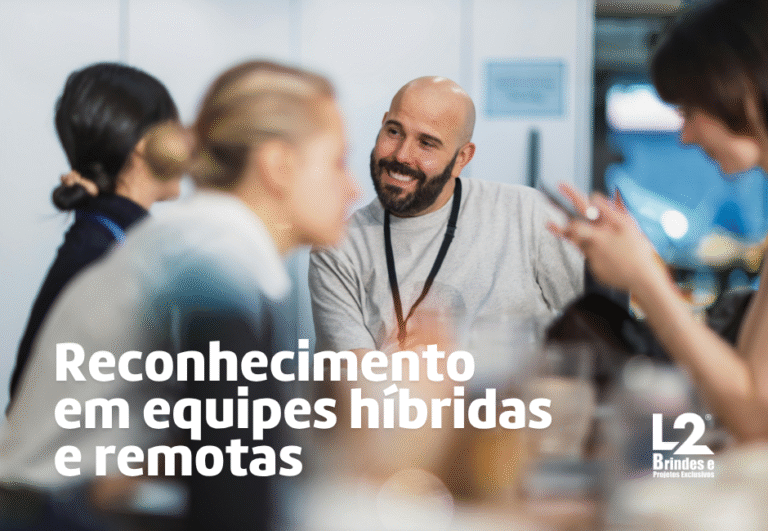 Líder de equipe sorrindo enquanto interage com colaboradores, ilustrando o poder do reconhecimento para fortalecer a conexão em equipes híbridas e remotas.