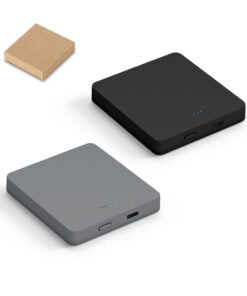 Power bank magnético personalizado nas cores preto e cinza, com sua embalagem de papel kraft ao lado, ideal como brinde corporativo tecnológico.