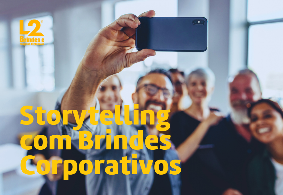 Equipe de trabalho diversificada e feliz tirando uma selfie, ilustrando o conceito de storytelling com brindes corporativos para fortalecer a cultura da empresa.