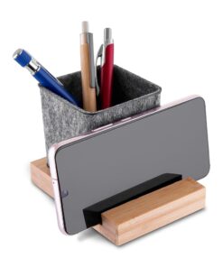 Organizador de mesa sustentável com suporte para celular em bambu e feltro cinza, contendo canetas e apoiando um smartphone.