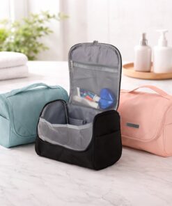 Brinde nécessaire organizadora personalizada na cor preta, aberta e com gancho, exibindo seus compartimentos internos para organização de produtos.