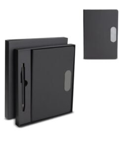 Kit escritório executivo personalizado, mostrando o caderno preto com placa metálica e a caneta de alumínio preta ao lado da caixa presenteável.