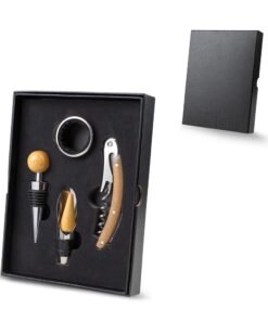 Kit vinho personalizado com 4 peças em estojo preto, destacando o saca-rolhas e tampa com detalhes em bambu natural.